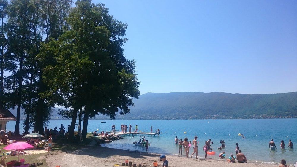 plage lac annecy