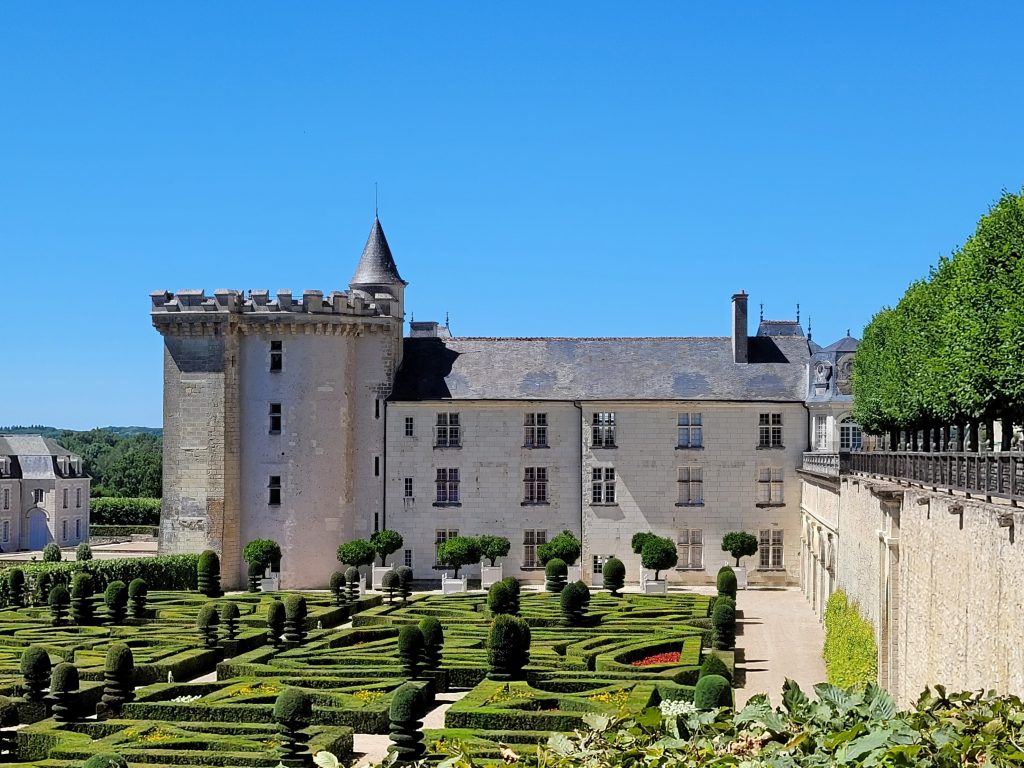 chateau villandry vue sur jardins et donjon